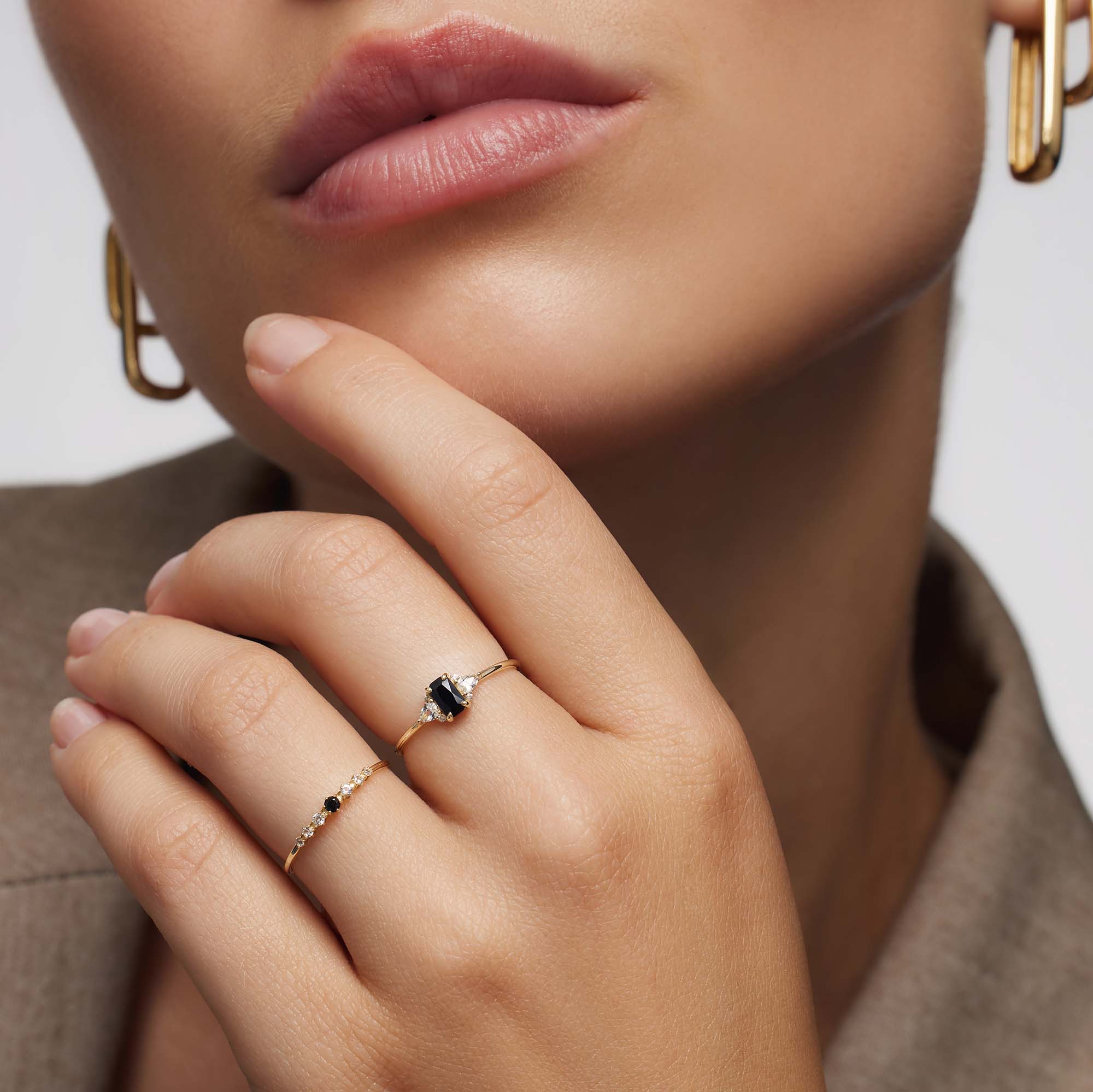 Gylden ring med sort spinel og baguette-snit